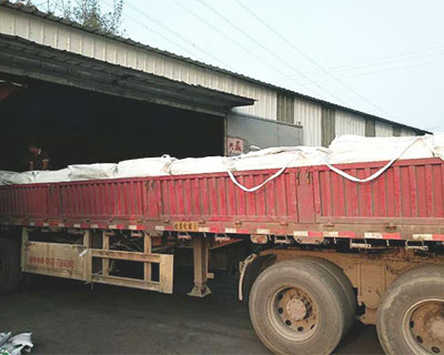 已裝完車(chē)準(zhǔn)備發(fā)車(chē)送貨 已裝完車(chē)準(zhǔn)備發(fā)車(chē)送貨
